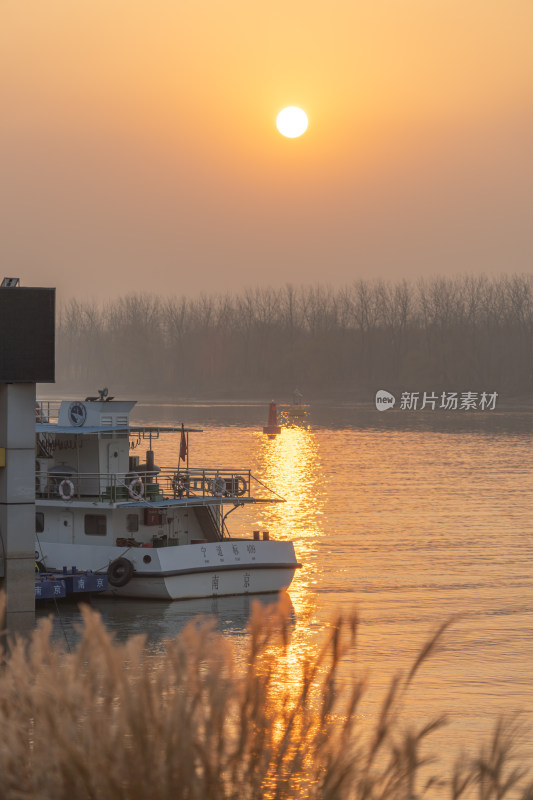 夕阳水面倒影