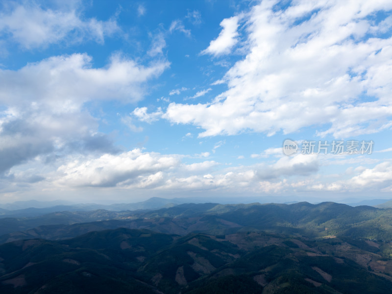 航拍壮阔山景与蓝天白云相映的自然景观