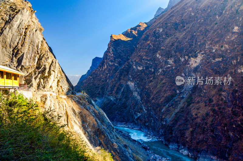 云南香格里拉虎跳峡景区峡谷河流自然风光