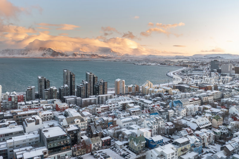 冰岛雷克雅未克冬季雪夜下的城市教堂全景