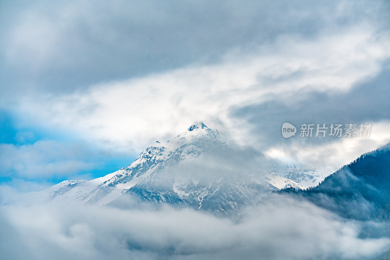 中国西藏高原雪山天空与云海特写