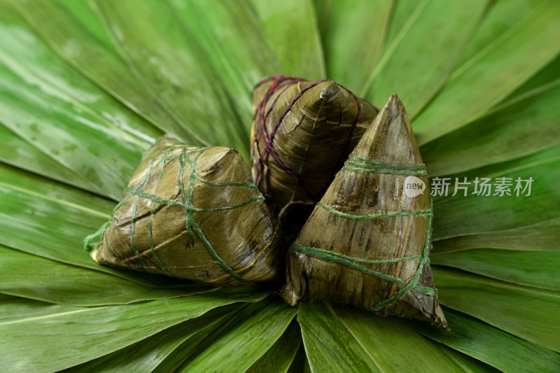 粽叶上的粽子端午节美食