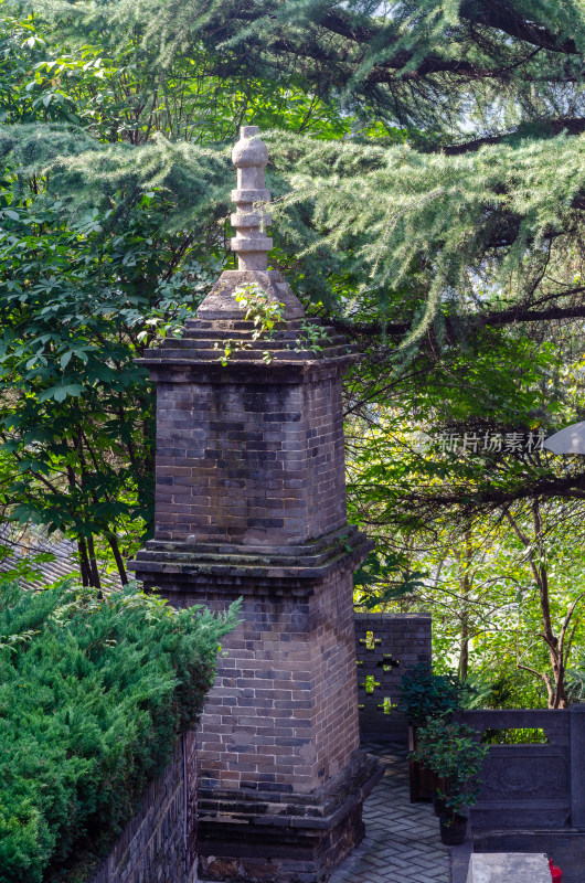 洛阳龙门石窟香山寺的衣钵塔