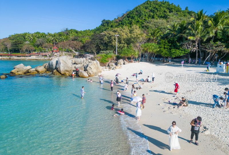 航拍海南三亚白沙滩上旅游度假的游客