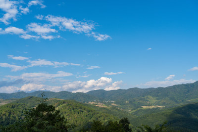 蓝天白云下的山峦景色