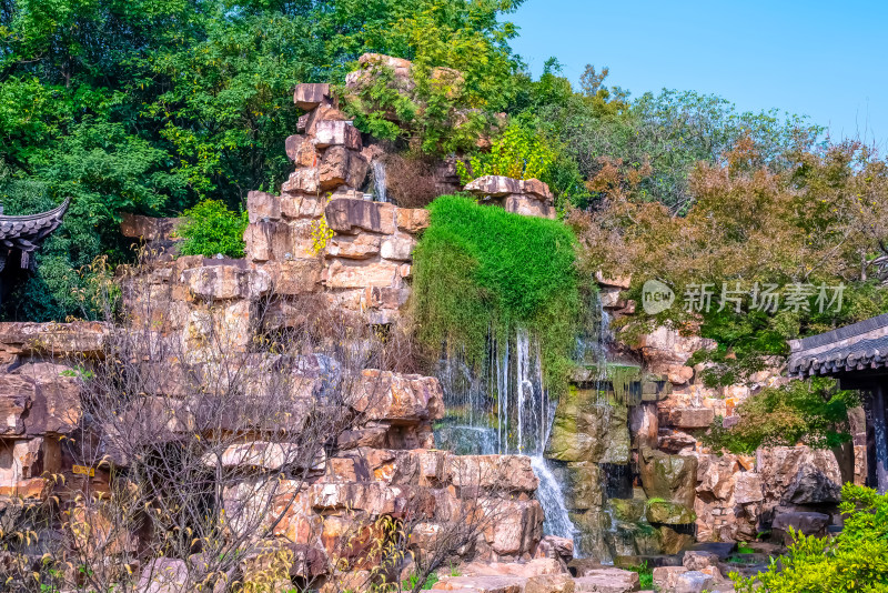 晴朗的午后，扬州瘦西湖江南园林风景