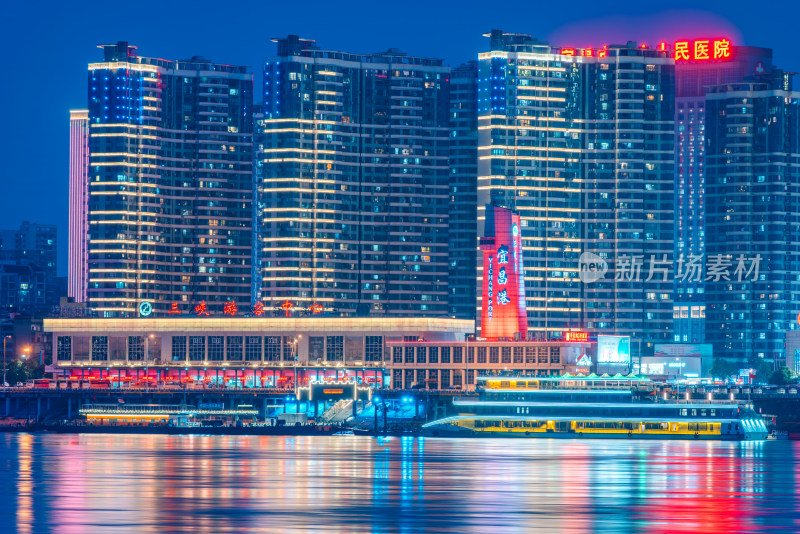 江边高楼夜景灯火璀璨的城市风光