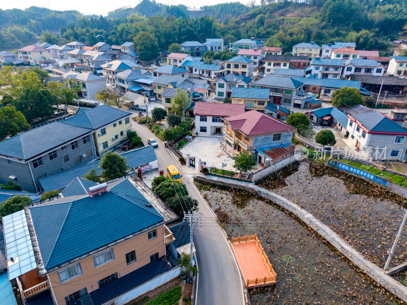 特色乡村房屋建筑道路航拍图