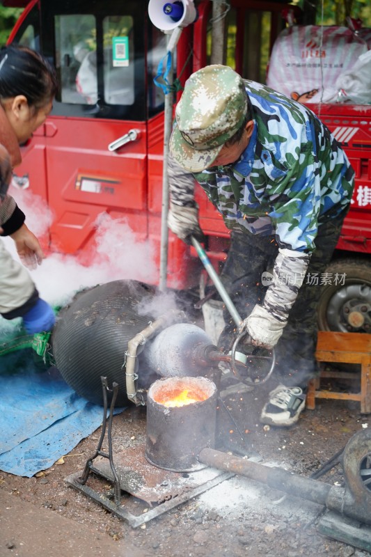 在市场摊位上爆爆米花的人