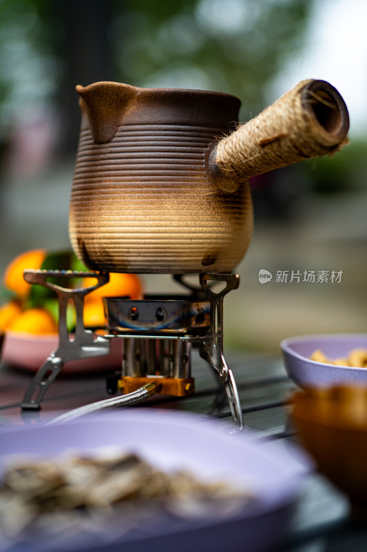 在桌子上的围炉煮茶容器里的食物