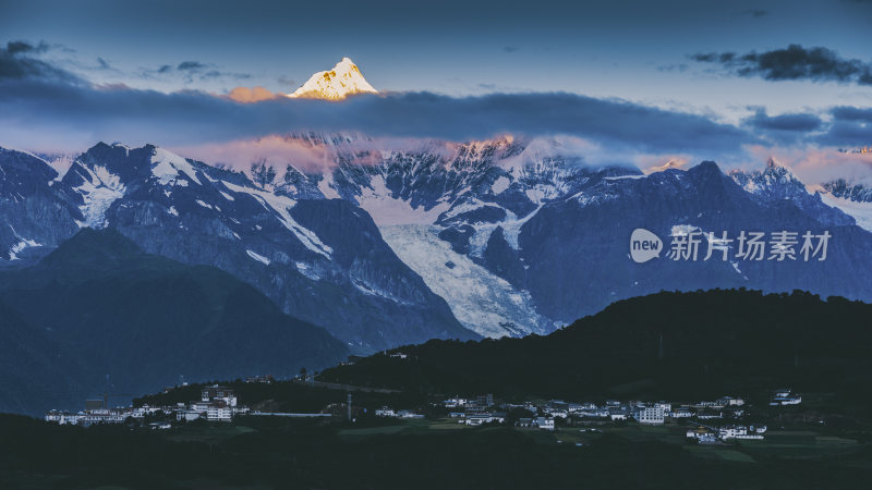 云南迪庆州德钦梅里雪山卡瓦格博峰日照金山