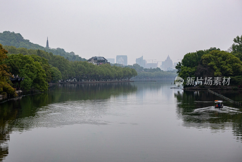 杭州西湖孤山看保俶塔倒影景观