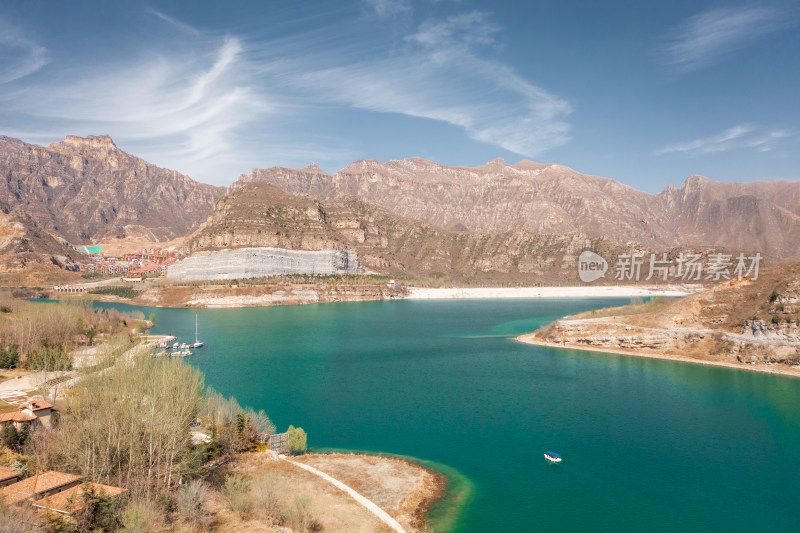 春天航拍河北省山区一渡天鹅湖风景