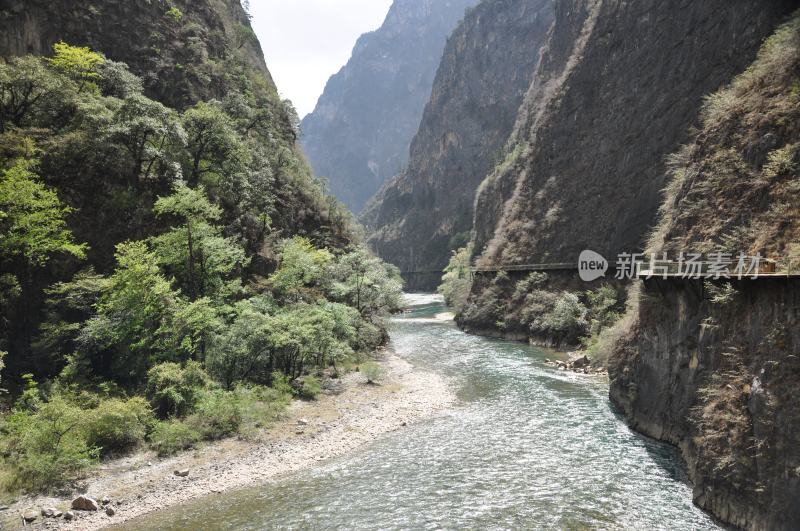 香格里拉峡谷风光