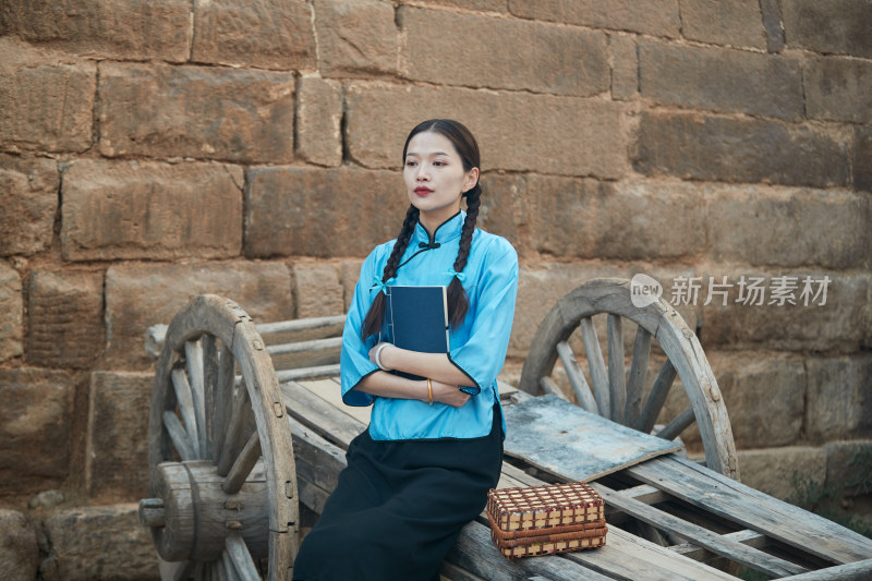 在古城身穿民国学生服饰的女大学生