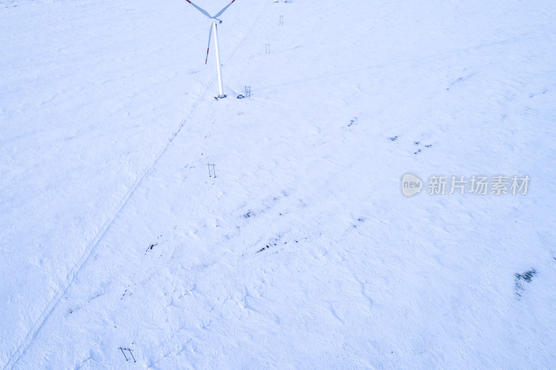 冬季雪地里的风力发电场