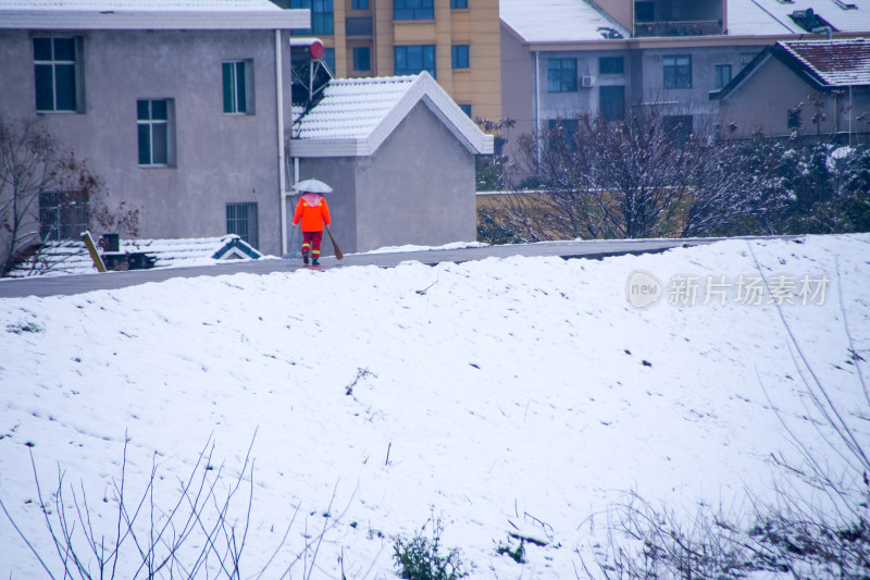 雪中扫地的环卫工