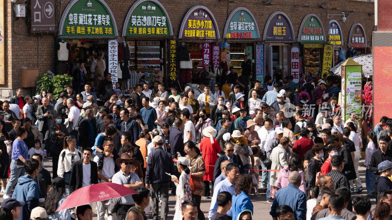 中秋节假期在中国新疆国际大巴扎游玩的游客