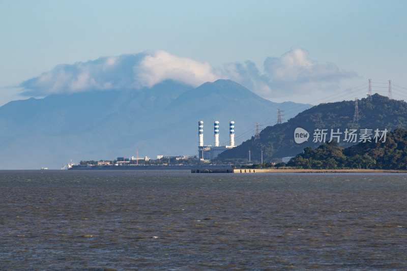 黄昏时的深圳西湾与深中通道