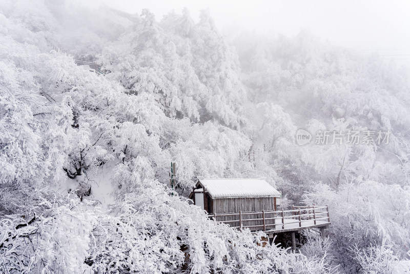 寒冷冬天大雪山脉小木屋