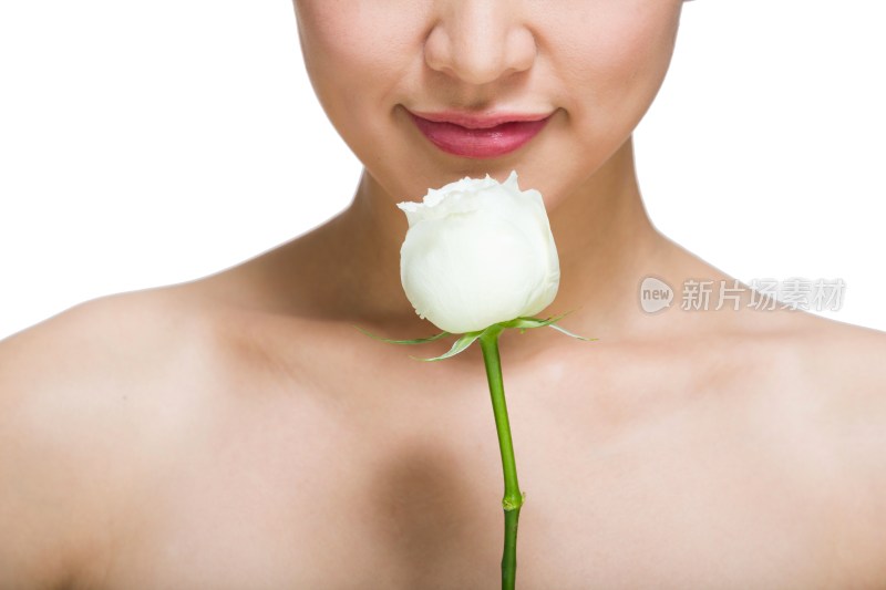 棚拍年轻女人和白色玫瑰花