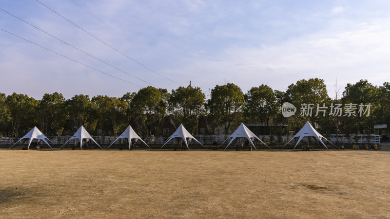 户外空地上的白色帐篷群