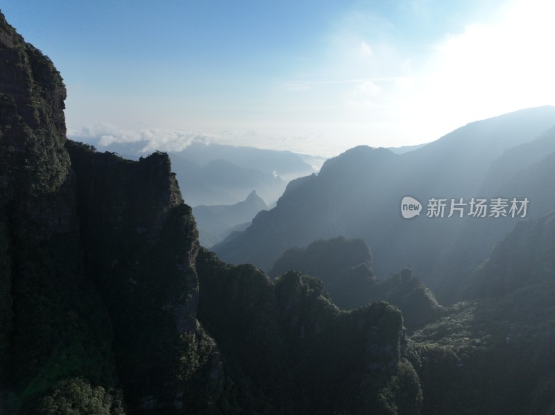 逆光航拍层峦叠嶂的大山山脉广西大瑶山