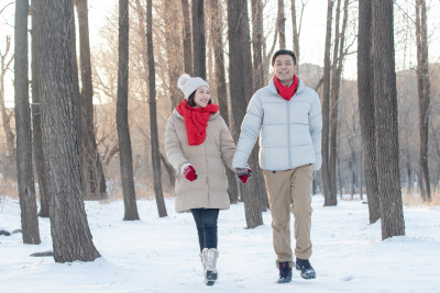 雪地上散步的青年夫妇