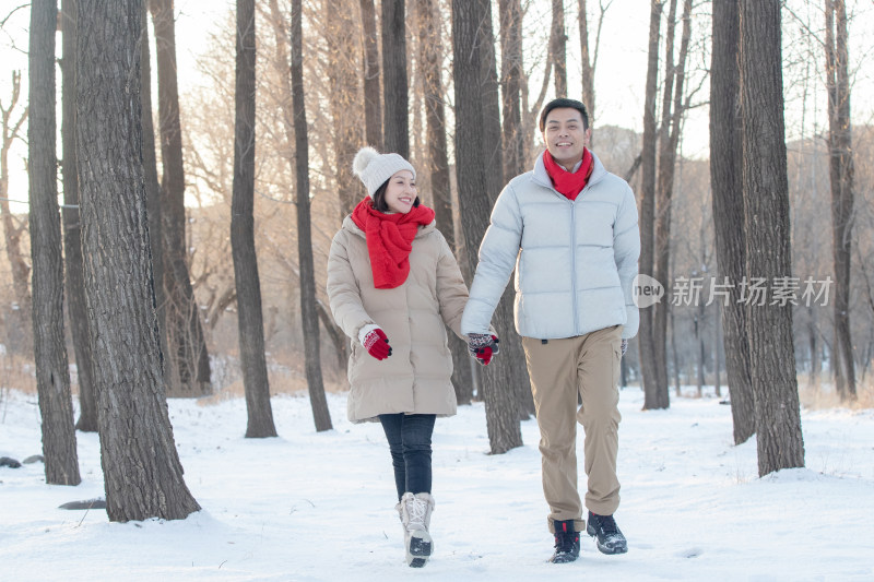 雪地上散步的青年夫妇