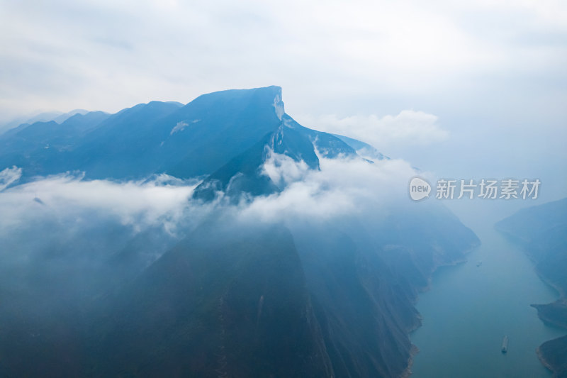 长江三峡之巅壮丽河山云雾缭绕航拍摄影配图