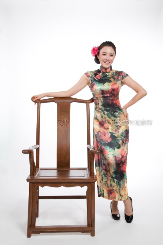 棚拍身穿中国传统服装的年轻女人和中式椅
