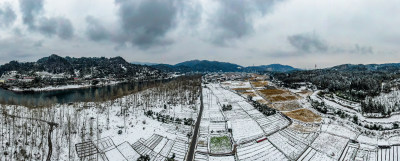 航拍冬天山川森林雪景全景图