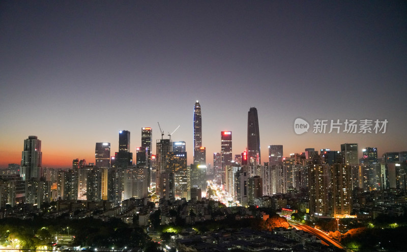 城市夜景鸟瞰，高楼林立灯火辉煌的景象