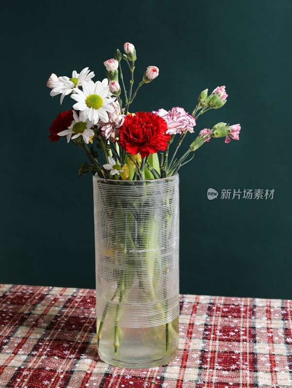 花瓶里的一束五颜六色的鲜花