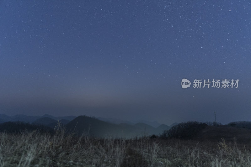 夜晚旷野草地的宁静景象