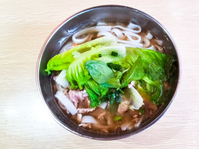 餐桌上杀猪粉高角度视图