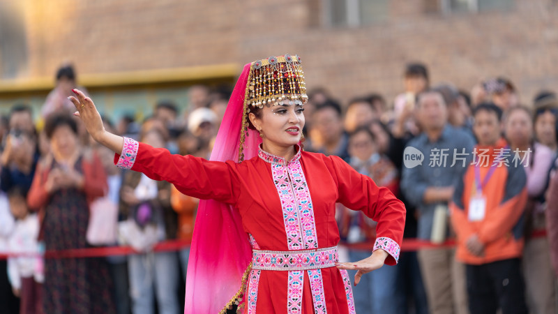 中秋节中国新疆国际大巴扎的特色节目表演