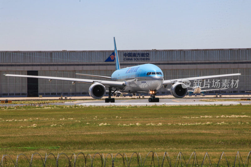 中国南方航空飞机停在机场