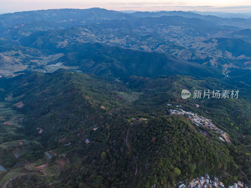 航拍被森林环绕的景迈山村庄全景