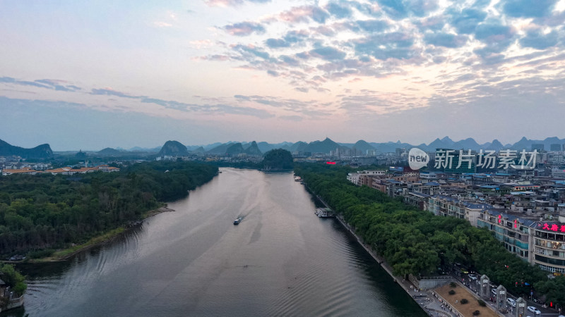 桂林漓江象鼻山晚霞航拍图