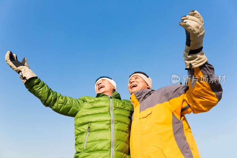 两个快乐的老年人冬季游玩