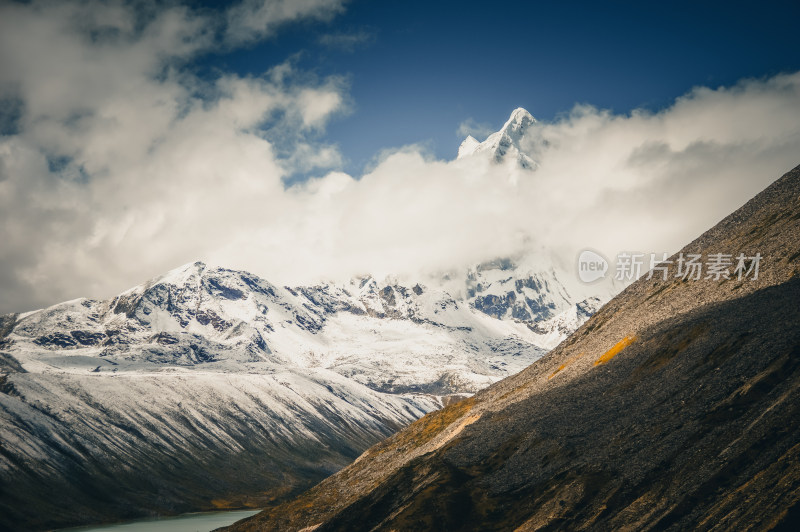 西藏山南雪山库拉岗日峰