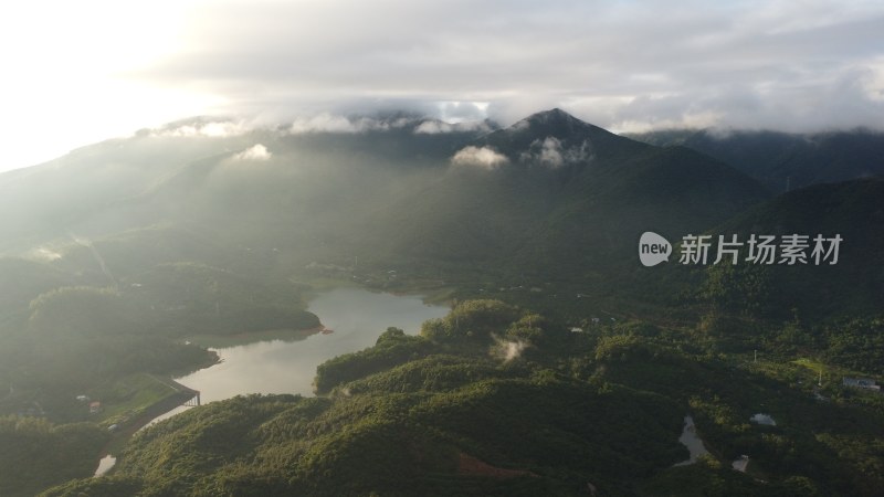 广东东莞：雨后群山之间云雾缭绕