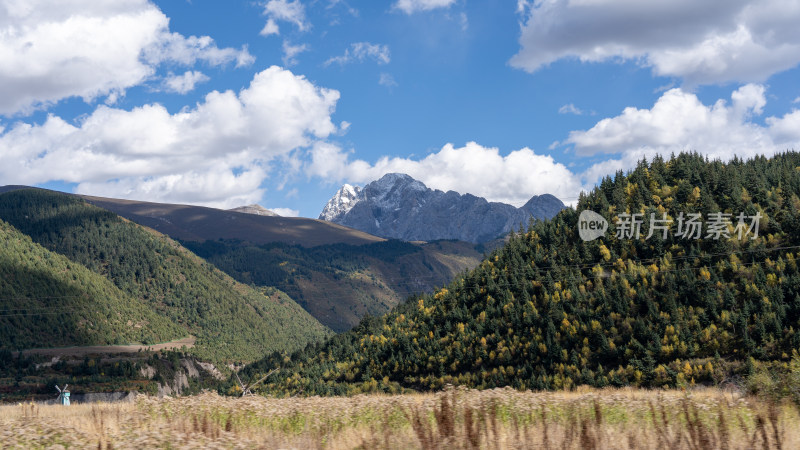 从黄龙九寨站前往九寨沟的大巴窗外风景