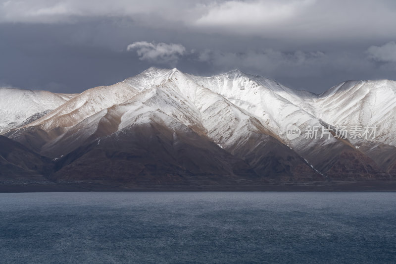 西藏阿里地区当若雍措雪山湖泊的壮阔景色