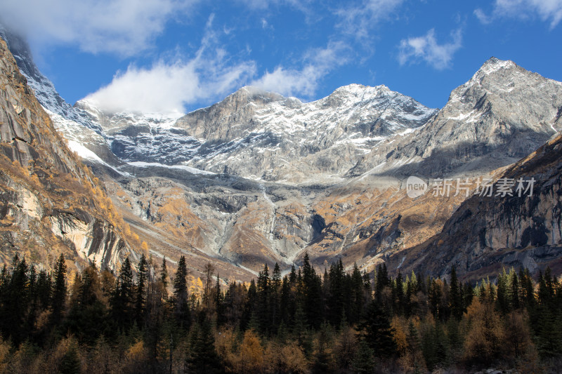 川西四姑娘山双桥沟景区雪山秋色