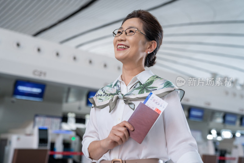 老年女人在机场