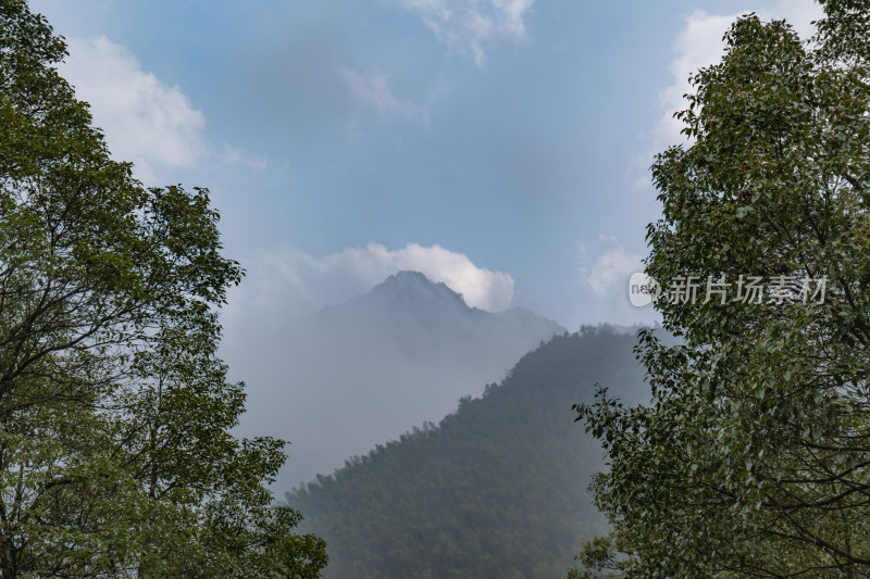 山间云雾缭绕景象的自然景观图