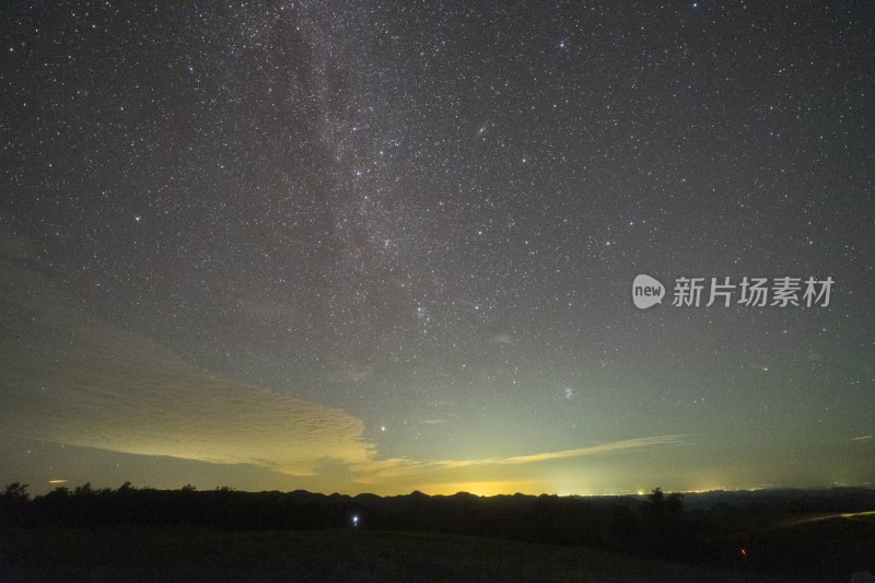 璀璨星空下的夜晚草地景象