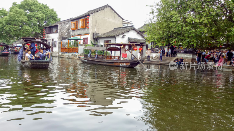 水乡河道乘舟游览场景